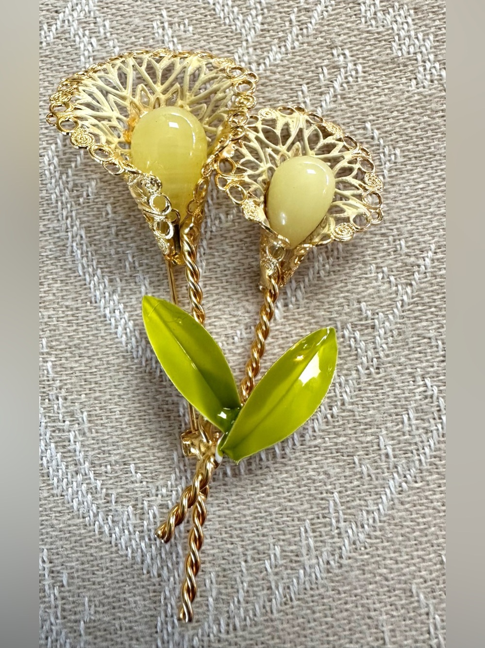 Gold Tone Calla Lily Filigree Brooch Green Enamel Floral Pin - Picture 3 of 8